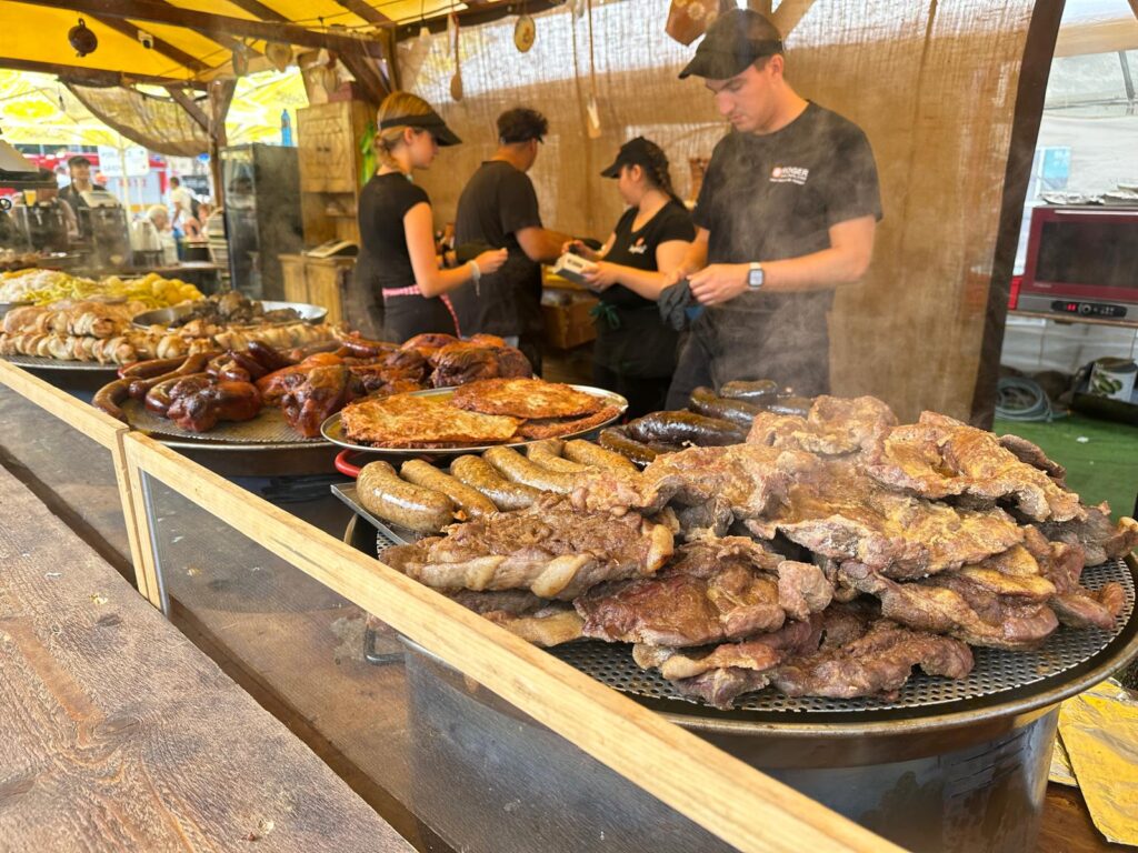 Zemplínske lakocinky – jesenný festival chutí a tradícií na brehu Šíravy. Okoštujce nalečniky, bobaľky, halaszlé, pirohy, halušky, lokše, pečené husky